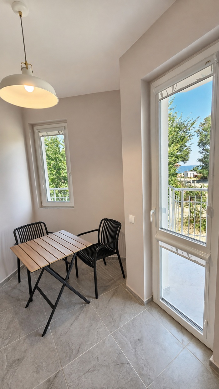 App2-2 Kitchenette-balcony